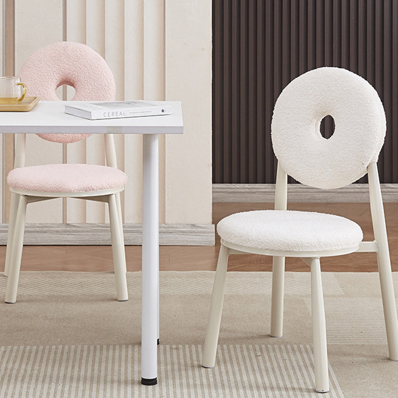 Respaldo de silla de comedor de lana de cordero de metal crema nórdica contemporánea para comedor 