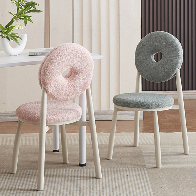 Respaldo de silla de comedor de lana de cordero de metal crema nórdica contemporánea para comedor 