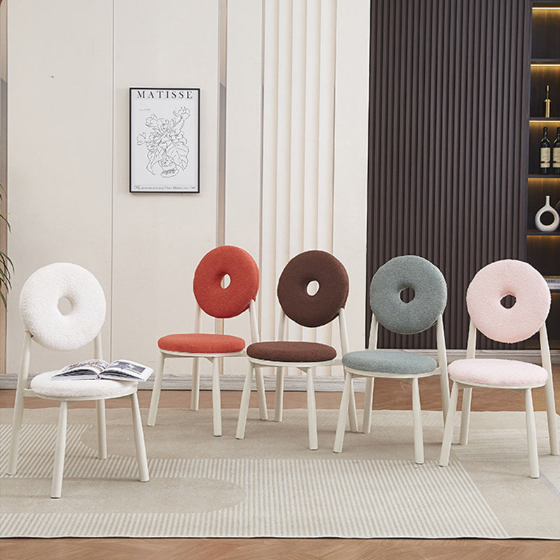 Respaldo de silla de comedor de lana de cordero de metal crema nórdica contemporánea para comedor 
