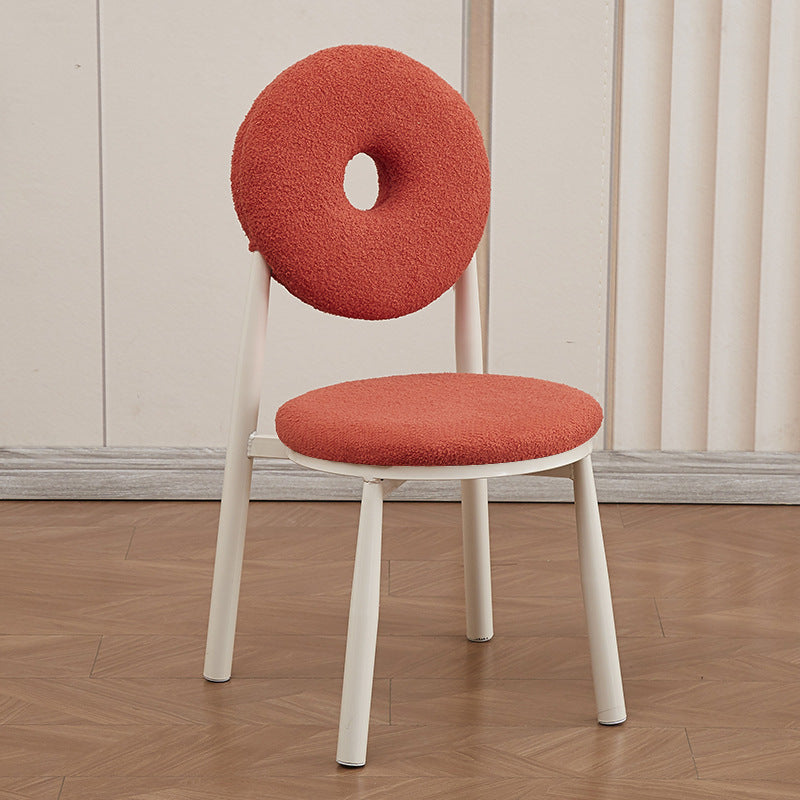 Respaldo de silla de comedor de lana de cordero de metal crema nórdica contemporánea para comedor 