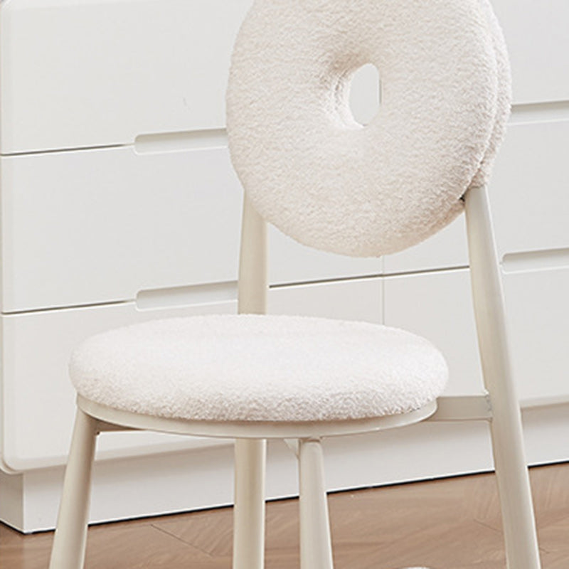 Respaldo de silla de comedor de lana de cordero de metal crema nórdica contemporánea para comedor 