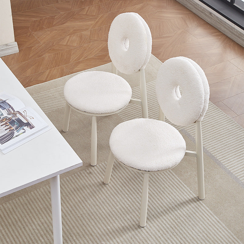 Respaldo de silla de comedor de lana de cordero de metal crema nórdica contemporánea para comedor 