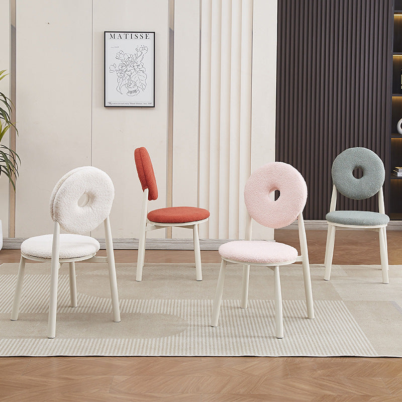 Respaldo de silla de comedor de lana de cordero de metal crema nórdica contemporánea para comedor 
