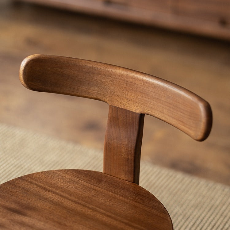 Moderner minimalistischer drehbarer runder Kinderholzstuhl mit Rückenlehne für das Wohnzimmer 