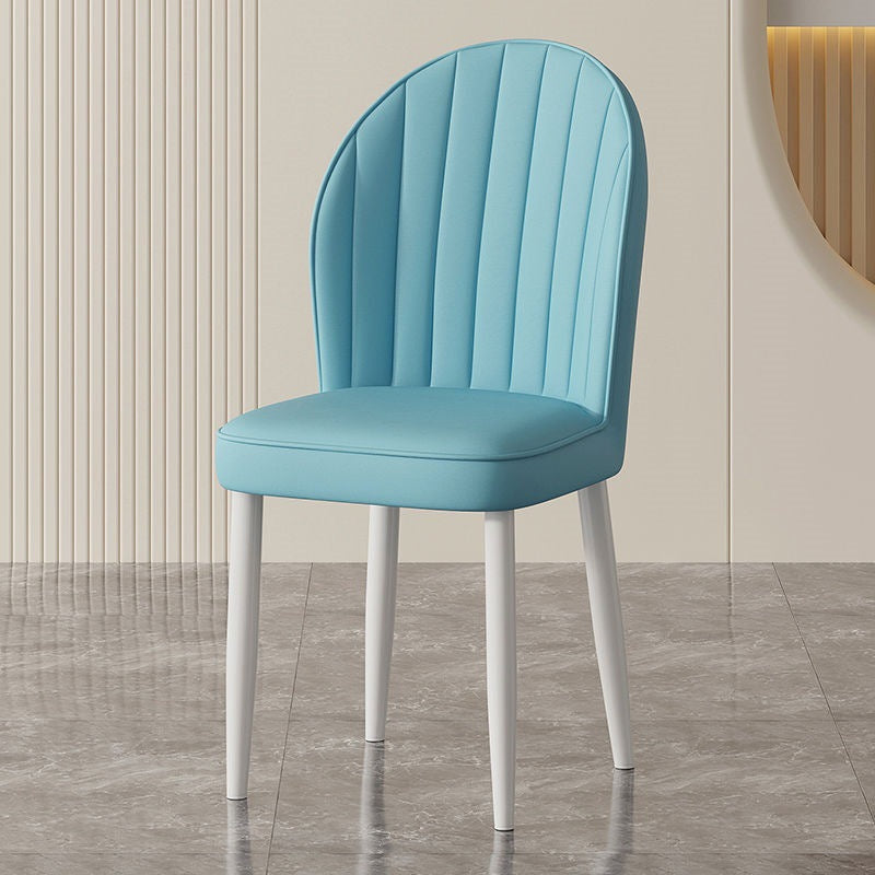 Chaise de salle à manger contemporaine nordique en acier au carbone ovale carrée avec dossier en similicuir 