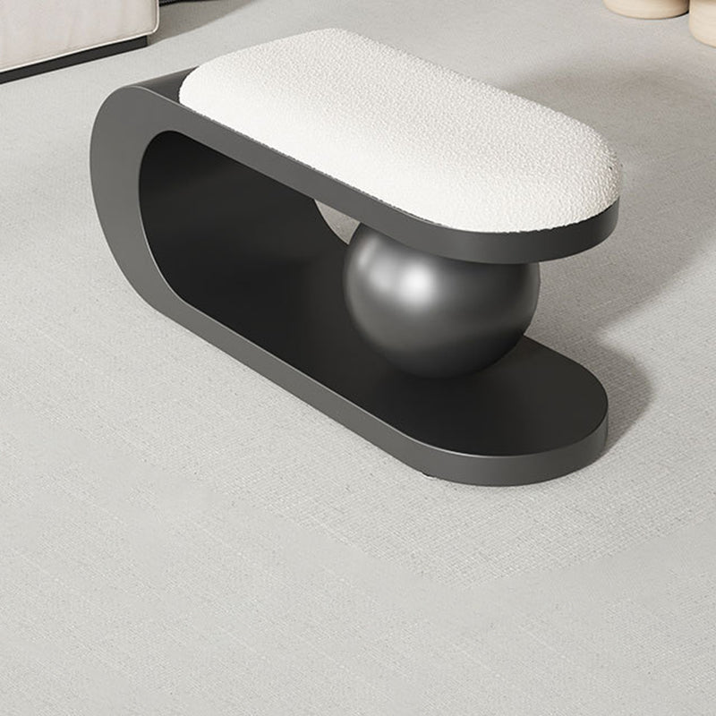 Moderner skandinavischer Sessel mit langer geschwungener Form, Kugeldesign, aus Karbonstahl und Sherpa-Stoff für das Wohnzimmer 