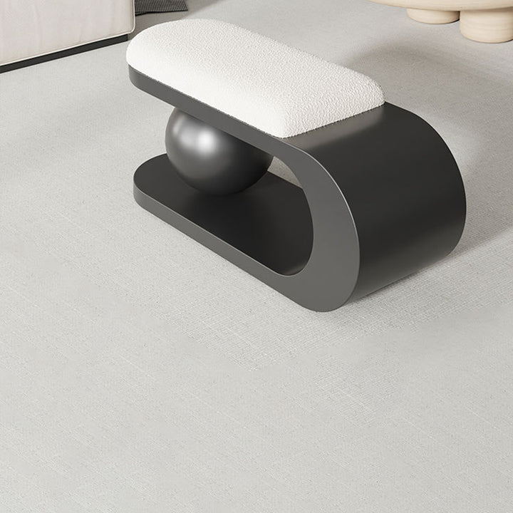 Moderner skandinavischer Sessel mit langer geschwungener Form, Kugeldesign, aus Karbonstahl und Sherpa-Stoff für das Wohnzimmer 
