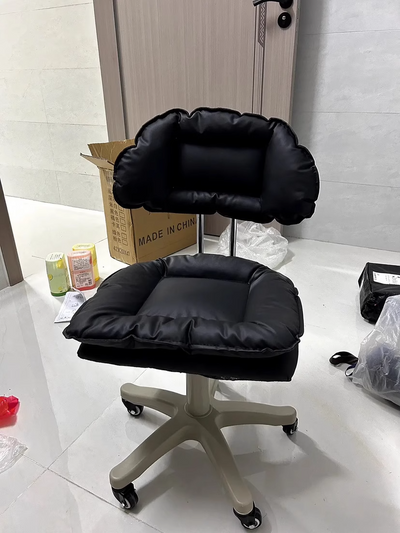 Moderner minimalistischer beweglicher drehbarer hebbarer rechteckiger quadratischer Metall-PU-Leder-Nylon-Kosmetikstuhl Schreibtischstuhl mit Rückenlehne für Zuhause und Büro 