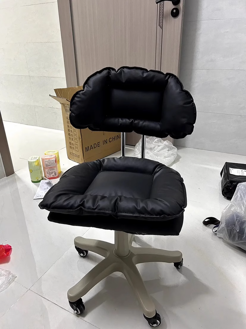 Moderner minimalistischer beweglicher drehbarer hebbarer rechteckiger quadratischer Metall-PU-Leder-Nylon-Kosmetikstuhl Schreibtischstuhl mit Rückenlehne für Zuhause und Büro 