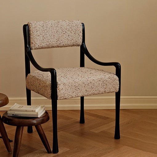 Chaise en bois de frêne avec dossier et accoudoirs en tissu de style moderne et mi-siècle pour salon 
