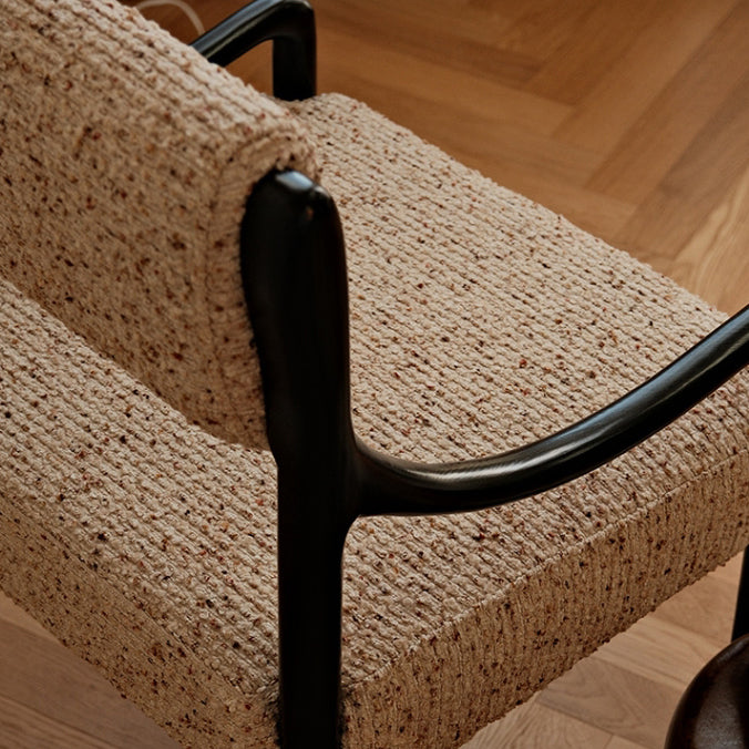 Chaise en bois de frêne avec dossier et accoudoirs en tissu de style moderne et mi-siècle pour salon 