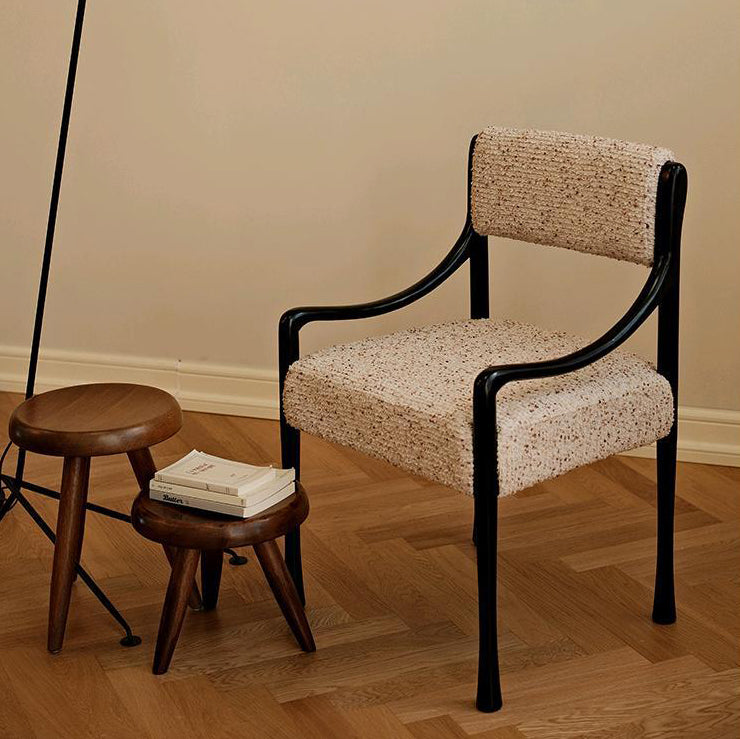 Chaise en bois de frêne avec dossier et accoudoirs en tissu de style moderne et mi-siècle pour salon 