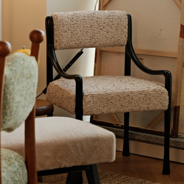 Chaise en bois de frêne avec dossier et accoudoirs en tissu de style moderne et mi-siècle pour salon 