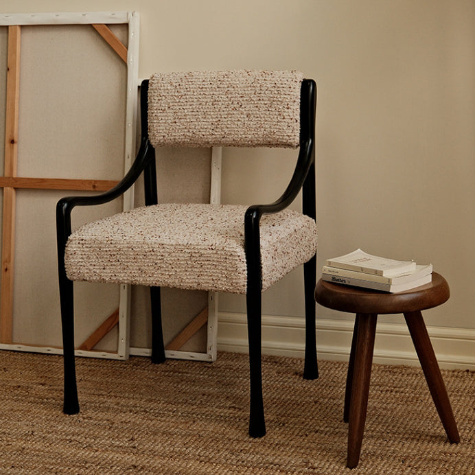Chaise en bois de frêne avec dossier et accoudoirs en tissu de style moderne et mi-siècle pour salon 