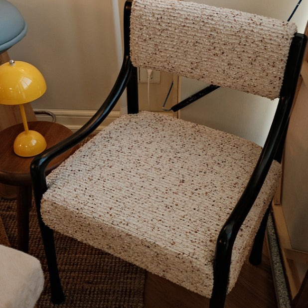 Chaise en bois de frêne avec dossier et accoudoirs en tissu de style moderne et mi-siècle pour salon 