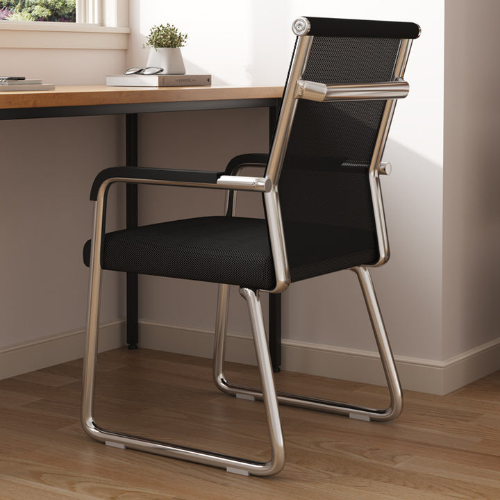 Moderner minimalistischer Schreibtischstuhl mit rechteckiger Stahlgitter-Rückenlehne und Armlehnen fürs Homeoffice 