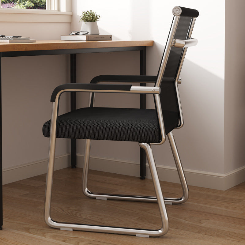 Moderner minimalistischer Schreibtischstuhl mit rechteckiger Stahlgitter-Rückenlehne und Armlehnen fürs Homeoffice 