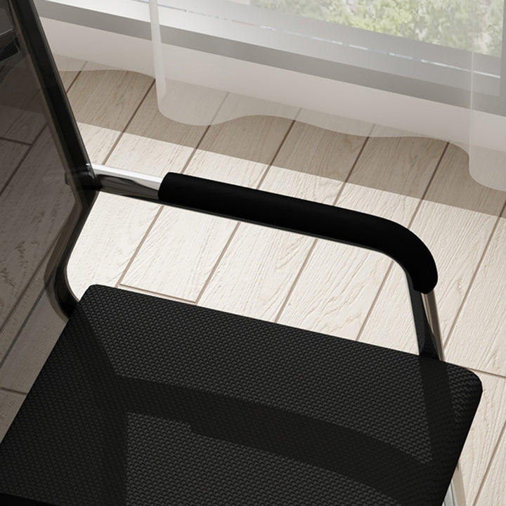 Moderner minimalistischer Schreibtischstuhl mit rechteckiger Stahlgitter-Rückenlehne und Armlehnen fürs Homeoffice 