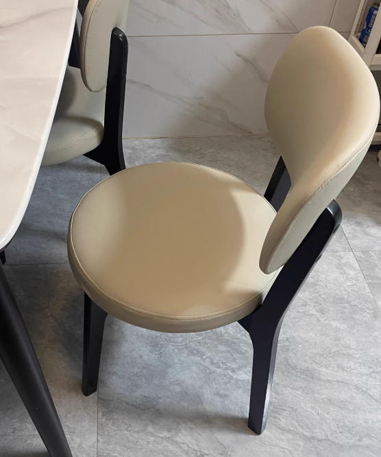 Zeitgenössischer skandinavischer runder Kurven-Eichen-Kunstleder-Esszimmerstuhl mit Rückenlehne für das Esszimmer 
