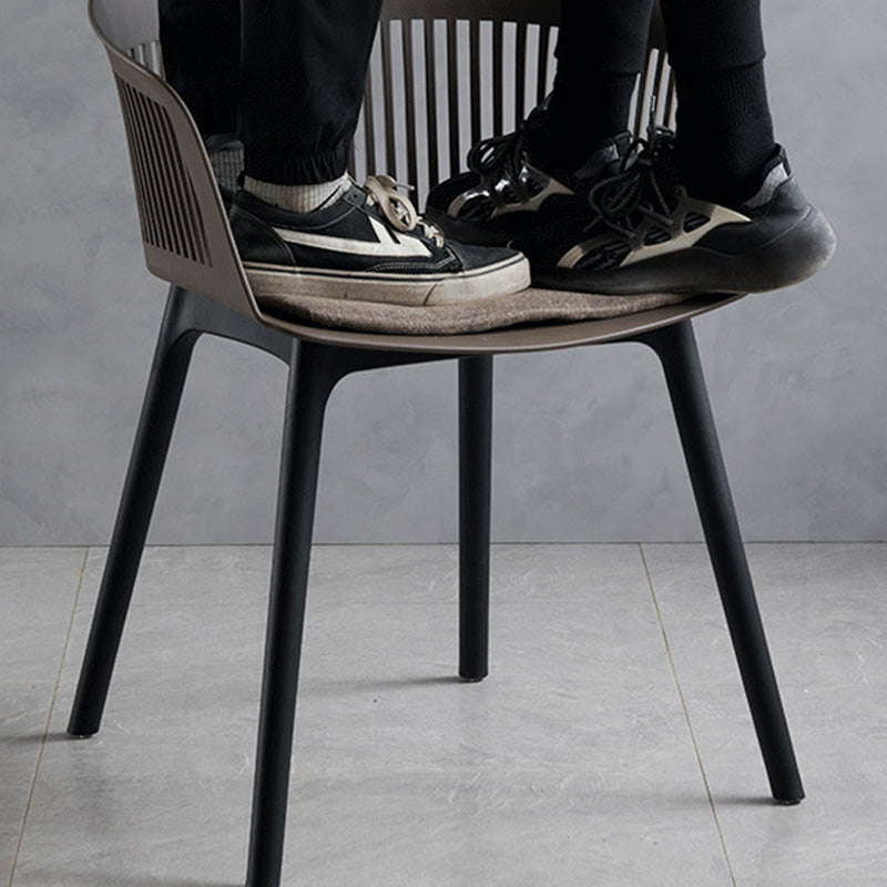 Chaise de salle à manger en plastique carrée minimaliste moderne avec dossier et accoudoirs pour salle à manger 