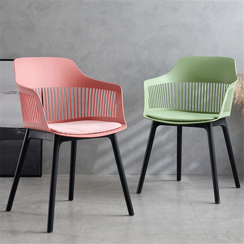 Chaise de salle à manger en plastique carrée minimaliste moderne avec dossier et accoudoirs pour salle à manger 