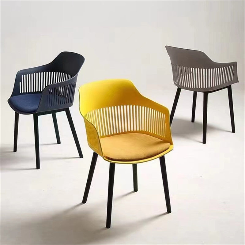 Chaise de salle à manger en plastique carrée minimaliste moderne avec dossier et accoudoirs pour salle à manger 