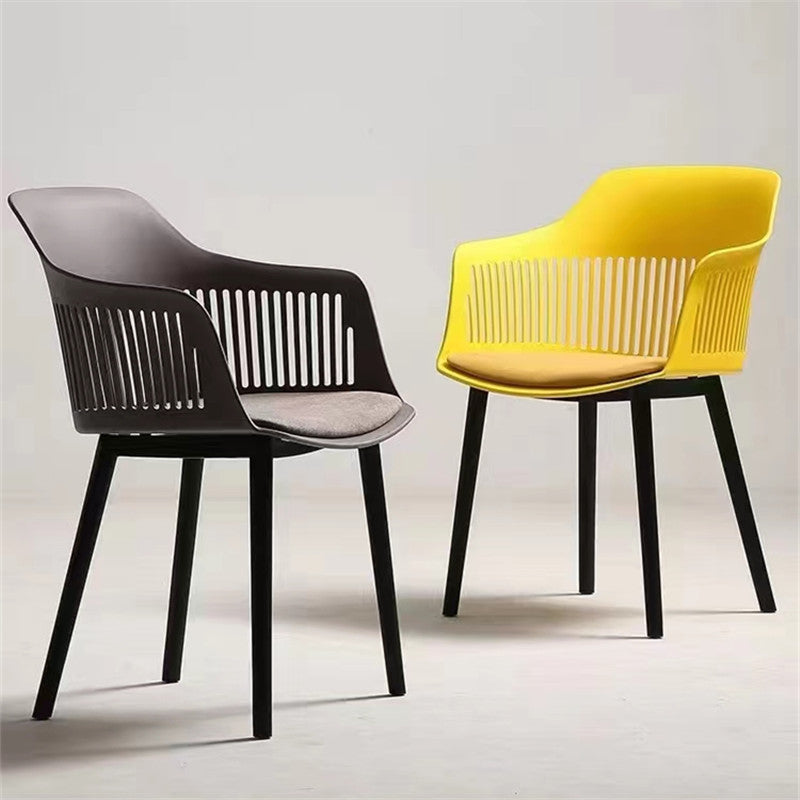 Chaise de salle à manger en plastique carrée minimaliste moderne avec dossier et accoudoirs pour salle à manger 