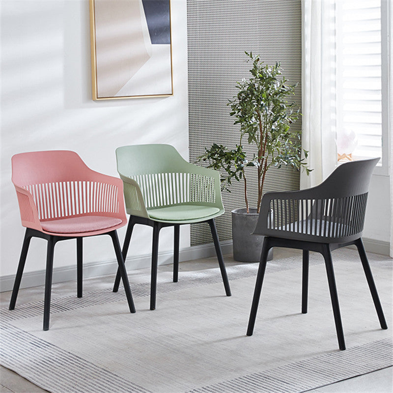 Chaise de salle à manger en plastique carrée minimaliste moderne avec dossier et accoudoirs pour salle à manger 