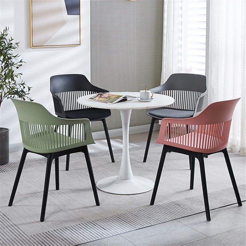 Chaise de salle à manger en plastique carrée minimaliste moderne avec dossier et accoudoirs pour salle à manger 
