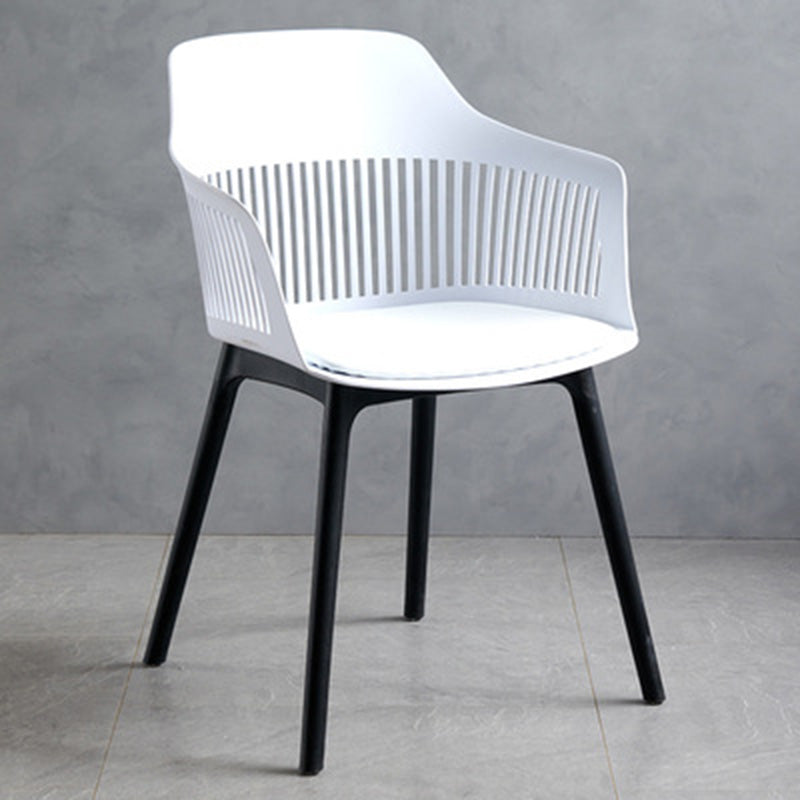 Chaise de salle à manger en plastique carrée minimaliste moderne avec dossier et accoudoirs pour salle à manger 
