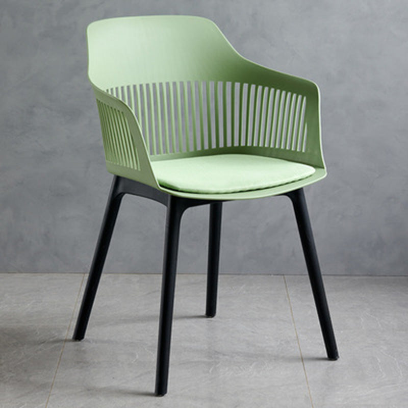 Chaise de salle à manger en plastique carrée minimaliste moderne avec dossier et accoudoirs pour salle à manger 
