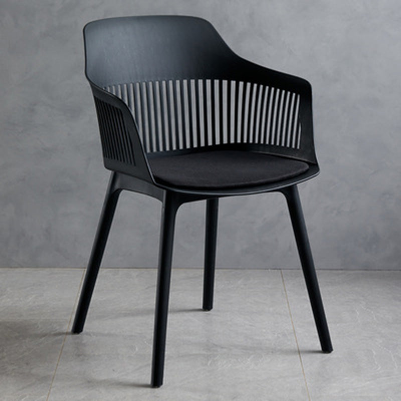 Chaise de salle à manger en plastique carrée minimaliste moderne avec dossier et accoudoirs pour salle à manger 