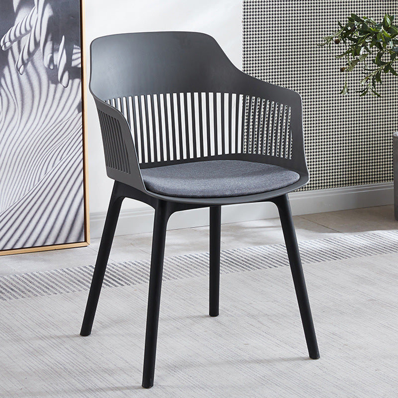 Chaise de salle à manger en plastique carrée minimaliste moderne avec dossier et accoudoirs pour salle à manger 