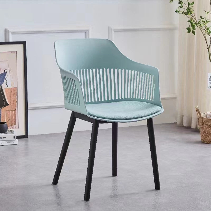 Chaise de salle à manger en plastique carrée minimaliste moderne avec dossier et accoudoirs pour salle à manger 