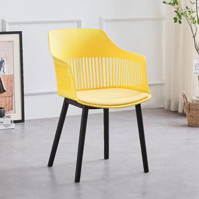 Chaise de salle à manger en plastique carrée minimaliste moderne avec dossier et accoudoirs pour salle à manger 