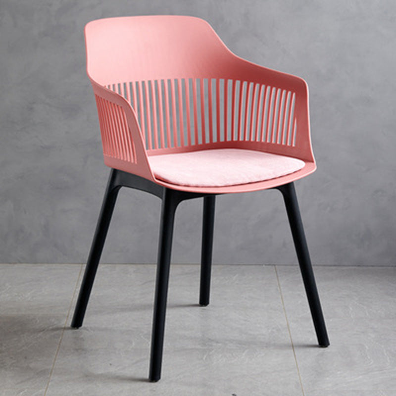 Chaise de salle à manger en plastique carrée minimaliste moderne avec dossier et accoudoirs pour salle à manger 