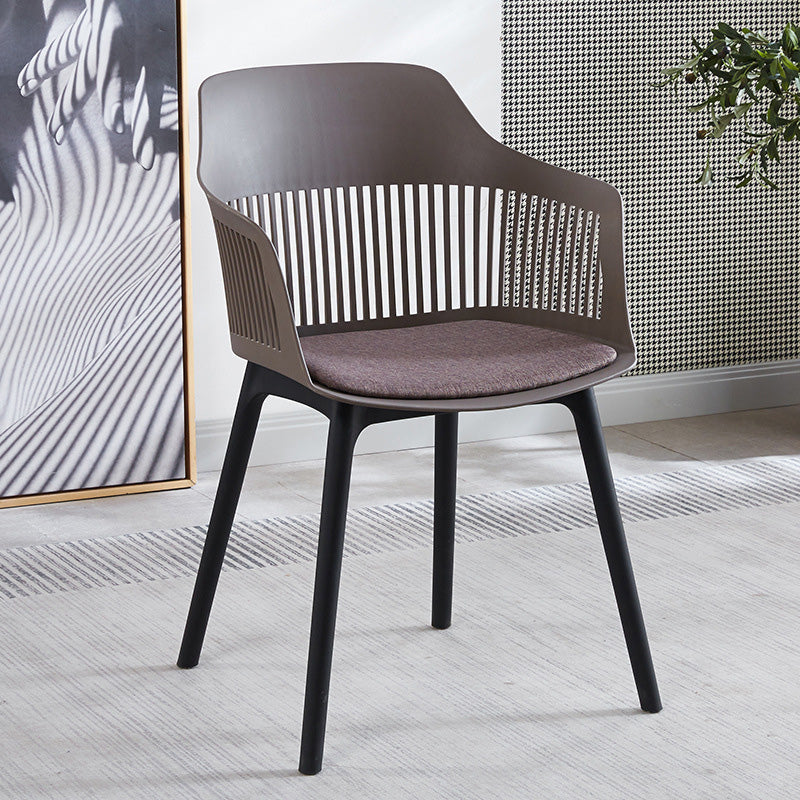 Chaise de salle à manger en plastique carrée minimaliste moderne avec dossier et accoudoirs pour salle à manger 