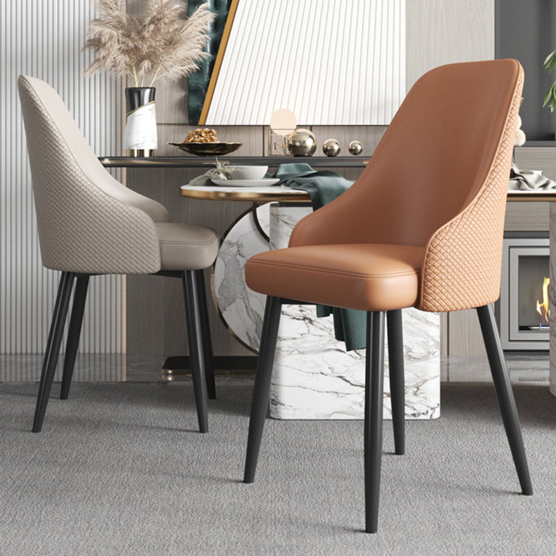 Chaise de salle à manger en cuir à dossier trapézoïdal moderne de luxe en acier au carbone pour salle à manger 