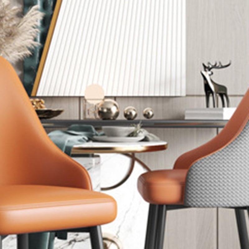Chaise de salle à manger en cuir à dossier trapézoïdal moderne de luxe en acier au carbone pour salle à manger 