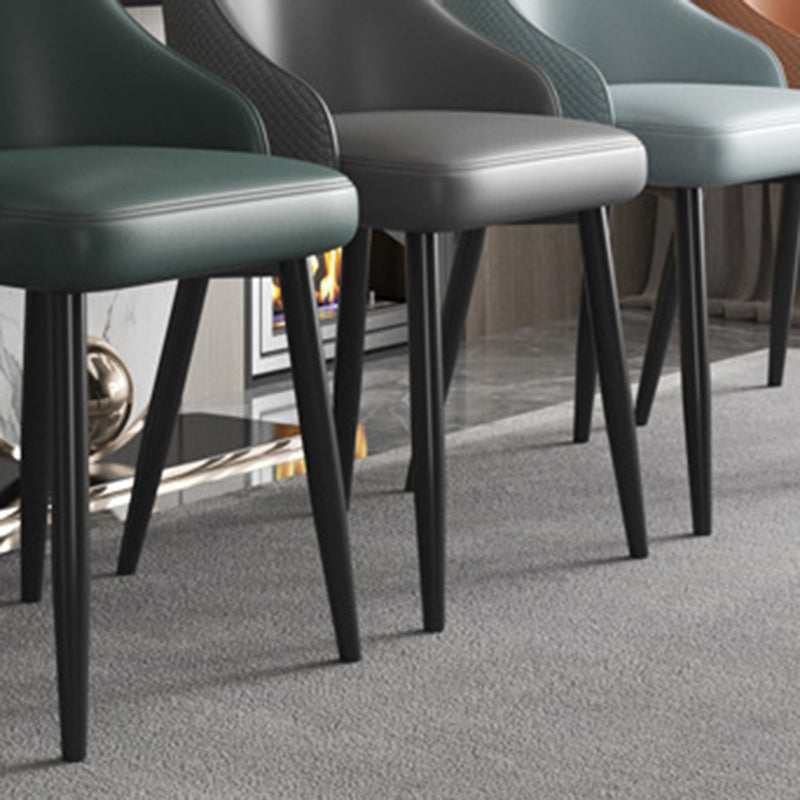 Chaise de salle à manger en cuir à dossier trapézoïdal moderne de luxe en acier au carbone pour salle à manger 