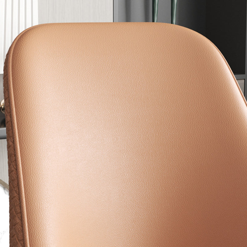 Chaise de salle à manger en cuir à dossier trapézoïdal moderne de luxe en acier au carbone pour salle à manger 