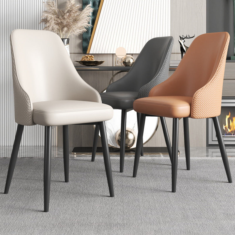 Chaise de salle à manger en cuir à dossier trapézoïdal moderne de luxe en acier au carbone pour salle à manger 