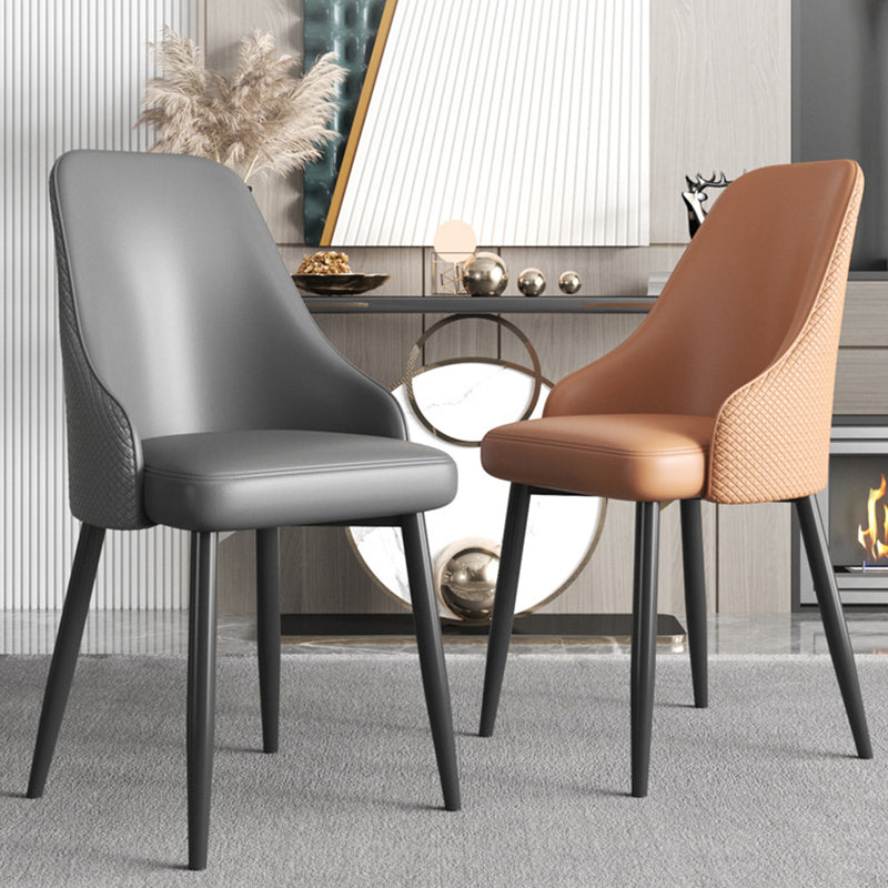 Chaise de salle à manger en cuir à dossier trapézoïdal moderne de luxe en acier au carbone pour salle à manger 