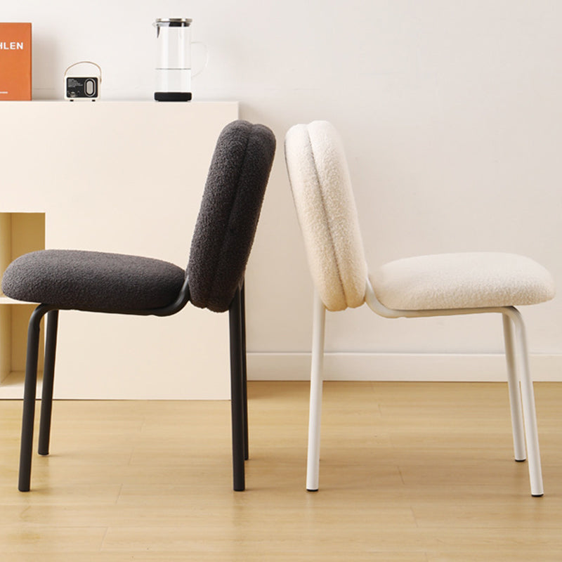 Moderner minimalistischer Donut-Quadrat-Lammwoll-Kohlenstoffstahl-Schminkhocker mit Rückenlehne für das Schlafzimmer 