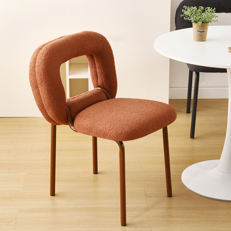 Moderner minimalistischer Donut-Quadrat-Lammwoll-Kohlenstoffstahl-Schminkhocker mit Rückenlehne für das Schlafzimmer 