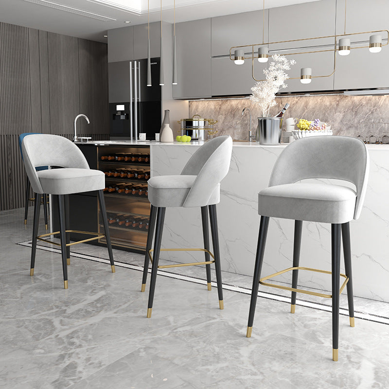 Taburete de bar moderno y lujoso de espuma de alta resiliencia cuadrada con respaldo de metal para cocina 