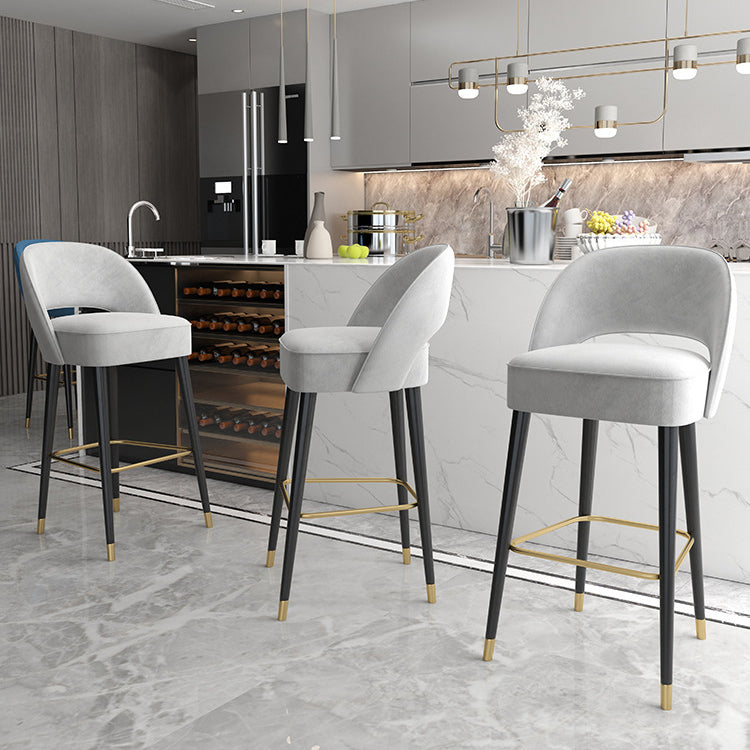 Taburete de bar moderno y lujoso de espuma de alta resiliencia cuadrada con respaldo de metal para cocina 
