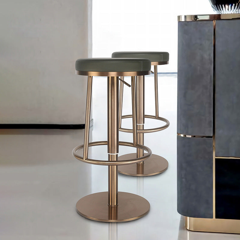 Taburete de bar moderno de lujo con cojín redondo de cuero y reposapiés de acero inoxidable para cocina 