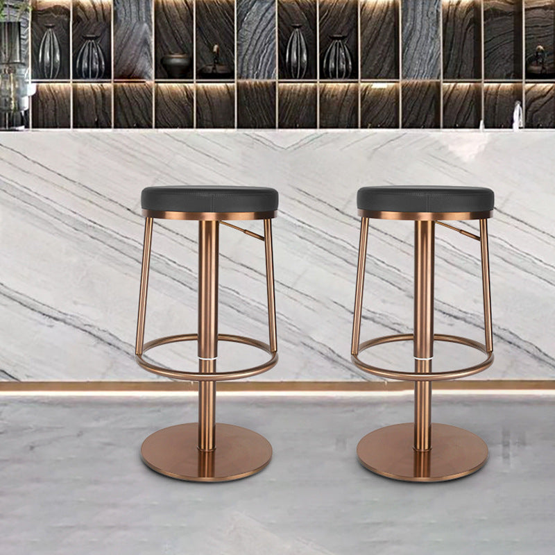 Taburete de bar moderno de lujo con cojín redondo de cuero y reposapiés de acero inoxidable para cocina 