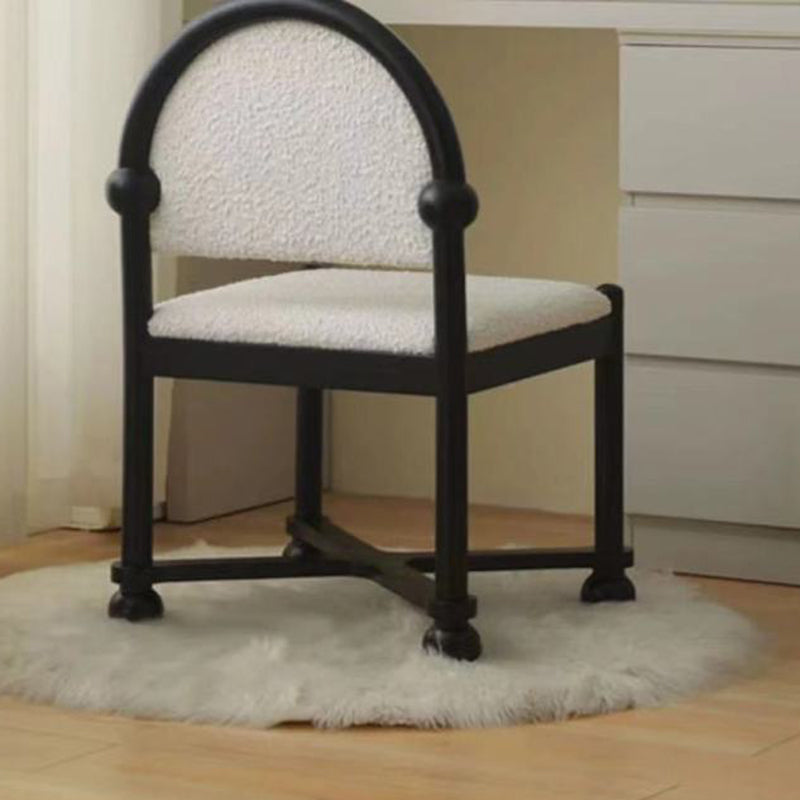 Traditioneller Vintage-Schminkhocker mit halbrunder Rückenlehne aus Massivholz &amp; Sperrholz mit Sherpa-Stoffbezug fürs Schlafzimmer 